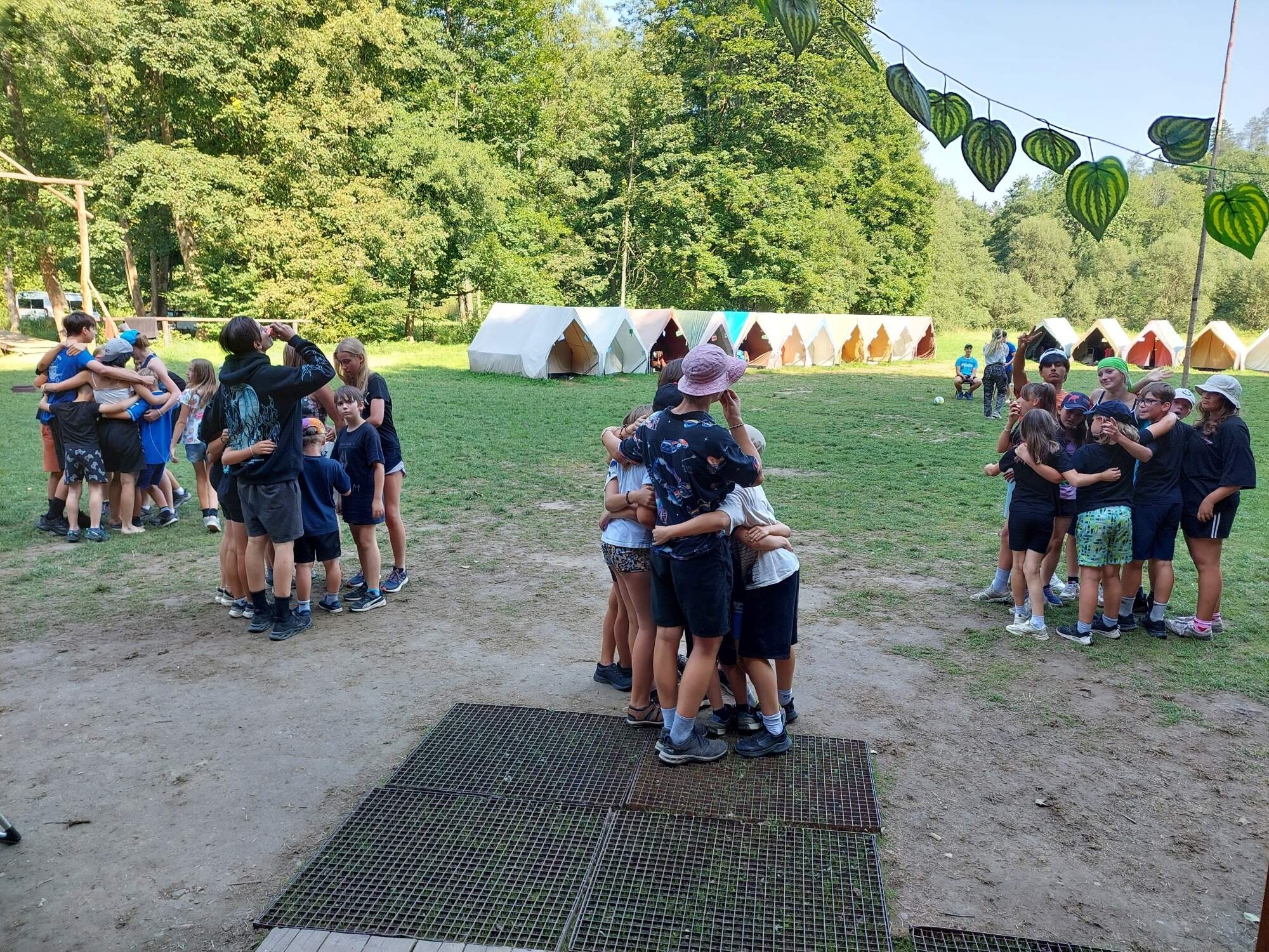 Táborový nástup v objetí